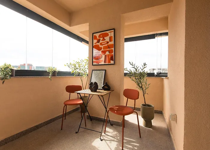 Ivory Design With Balcony By Blvd 36b5 - Free Parking *