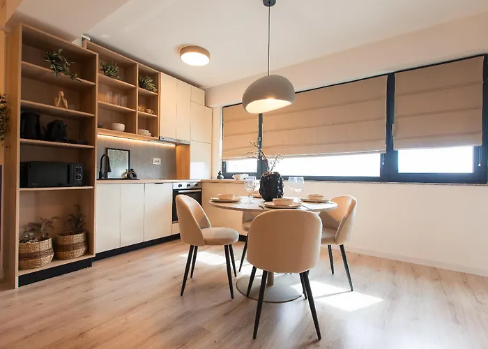 Ivory Design With Balcony By Blvd 36b5 - Free Parking Apartment