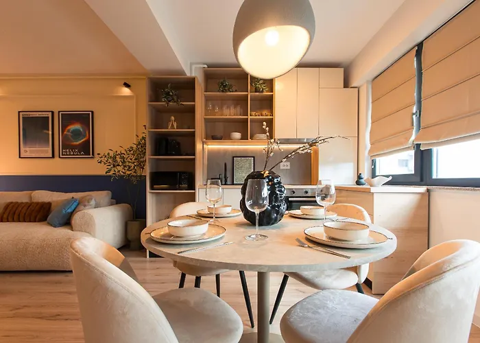 Ivory Design With Balcony By Blvd 36b5 - Free Parking Apartment
