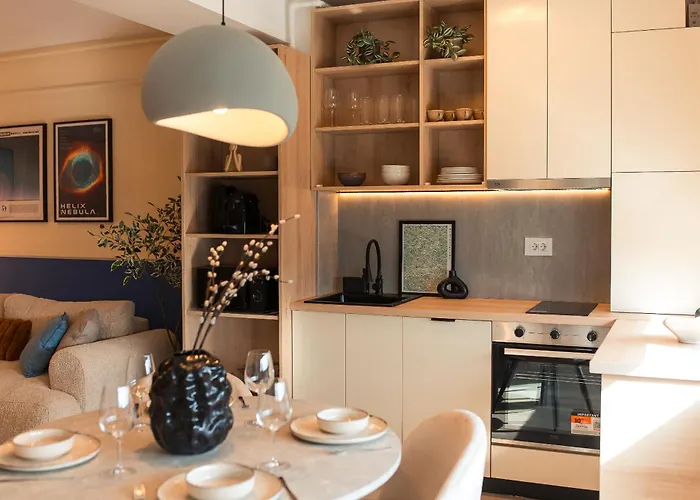 Ivory Design With Balcony By Blvd 36b5 - Free Parking Apartment