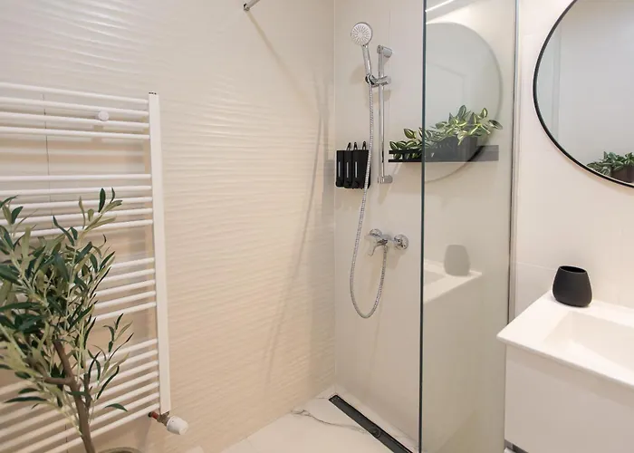 Apartment Ivory Design With Balcony By Blvd 36b5 - Free Parking *