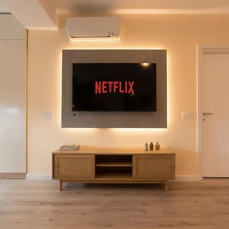 Ivory Design With Balcony By Blvd 36b5 - Free Parking *