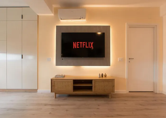 Ivory Design With Balcony By Blvd 36b5 - Free Parking *