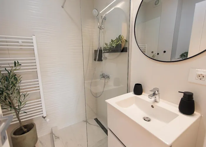 Ivory Design With Balcony By Blvd 36b5 - Free Parking *