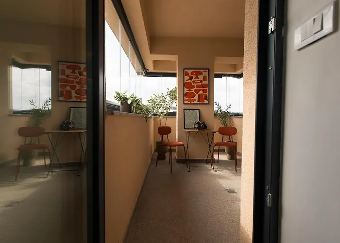 Ivory Design With Balcony By Blvd 36b5 - Free Parking *